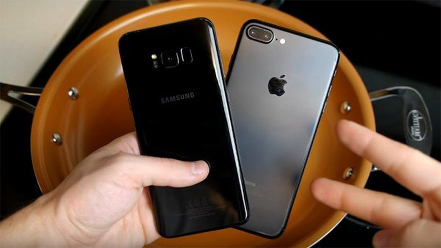 Choang vang xem Galaxy S8 Plus, iPhone 7 Plus do suc trong nuoc soi